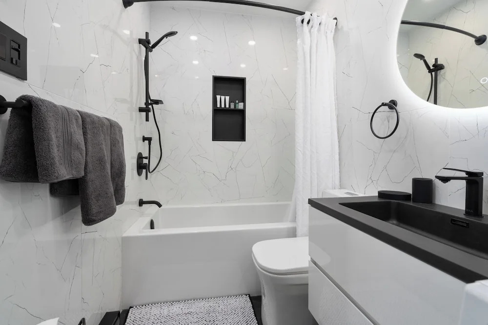 Downtown Luxe - Parking, Metro, King Bed, Sleeps 6