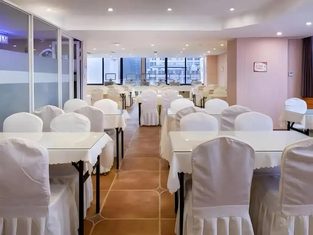 Atour Hotel Chengdu Chunxi Road Tianfu Square Subway Station