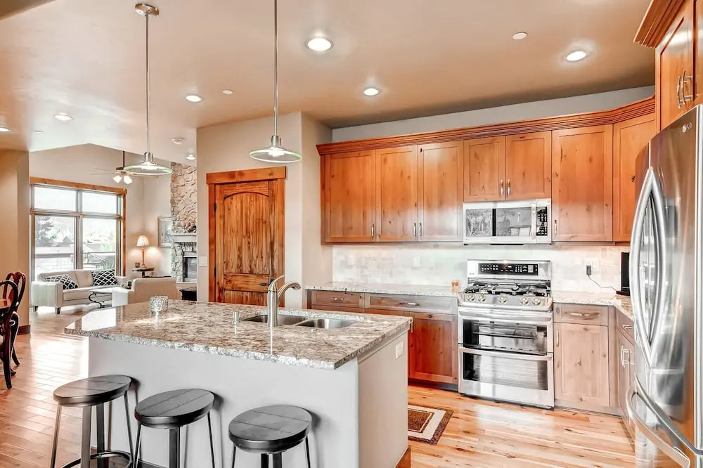 Sleek 3br, 3ba W/hot Tub, 3 Patios, Mountain Views 3 Bedroom Condo