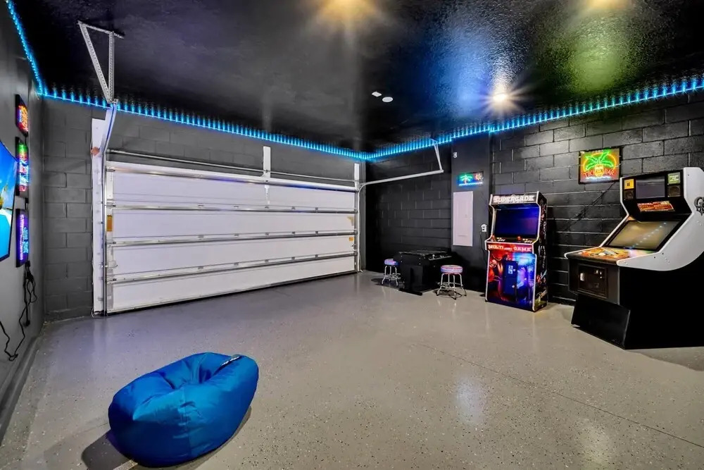 Family Resort - 9BR - Sleeps 19 - Private Pool Hot Tub Games Room and BBQ