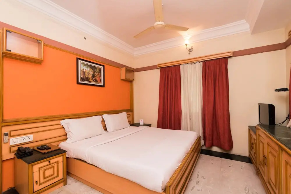OYO 9182 Kings Crown Hotel