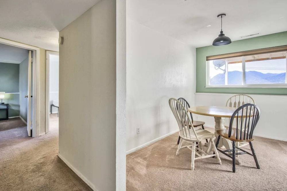 2BR Pikes Peak Views Garden of Gods Dog-friendly!