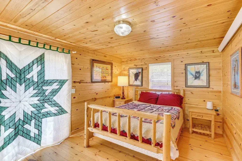 Pets Welcome: Cozy Cabin w/ Deck in Deadwood!