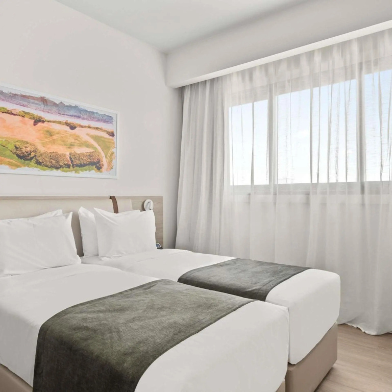 Mercure Larnaca Finikoudes Beach