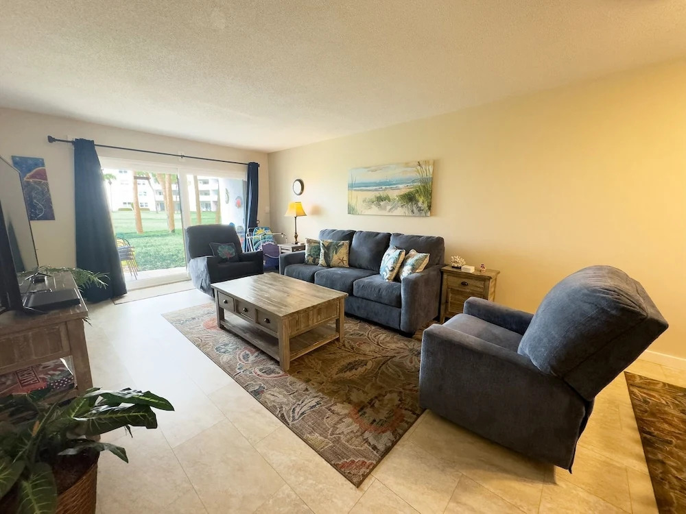 113 El Matador 1 Bedroom Condo by RedAwning