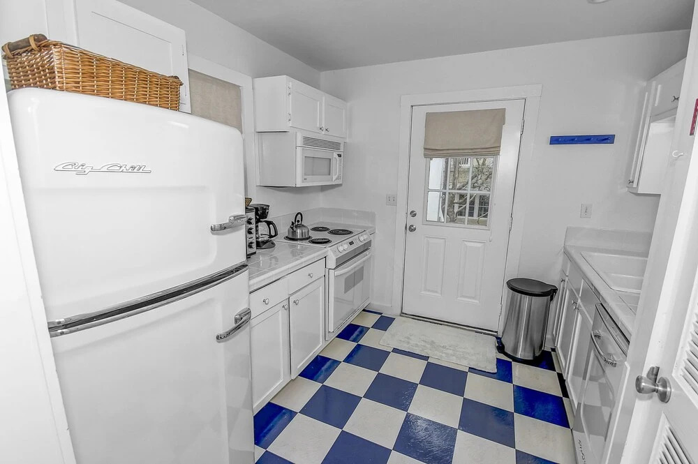 Seaside Cottage "sea Shack" Adorable Tupelo Street, Sleeps 4 1 Bedroom Home by RedAwning