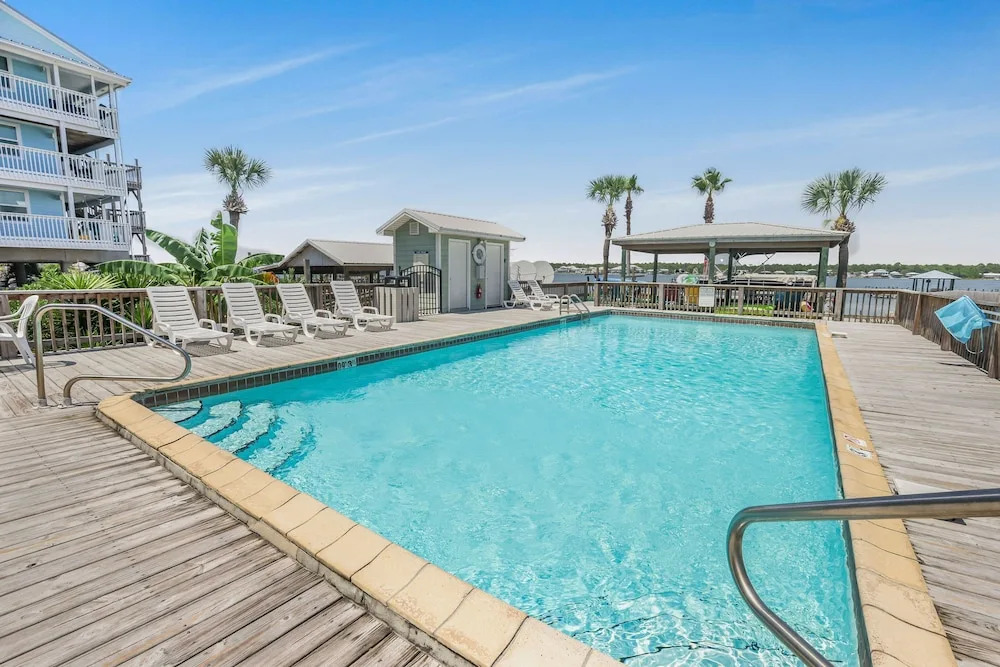 Lagoon Landing 202- Beautifully Decorated Condo With Balcony Pool Steps to Beach Lagoon