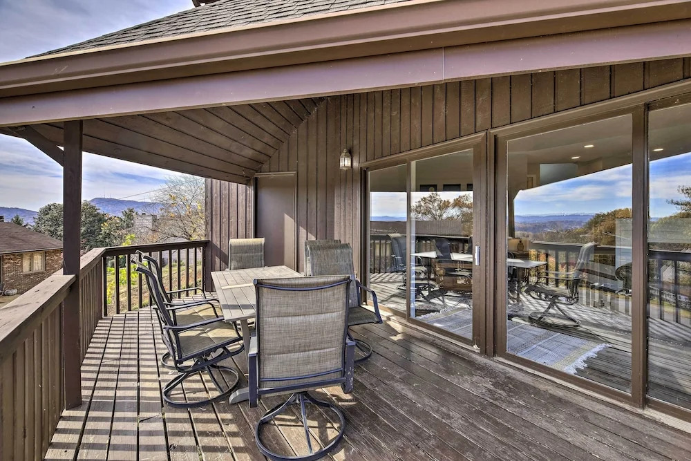 Deck & Mtn Views: 'fain Chalet' in Kingsport