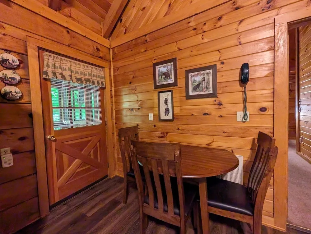 ER57 - Bear Haven - Great location! Close to all the action! cabin