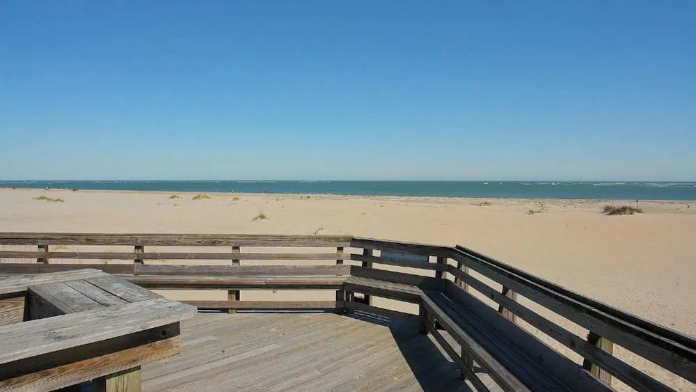 208 B Shipwatch by Avantstay Ocean Views Close to Beach Community Pool