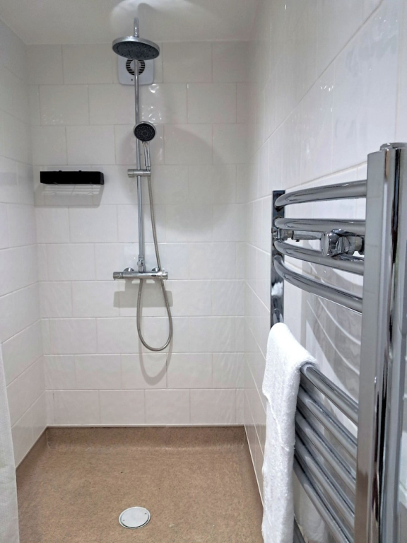 2 Bed Home - Parking, Private Garden, Wifi