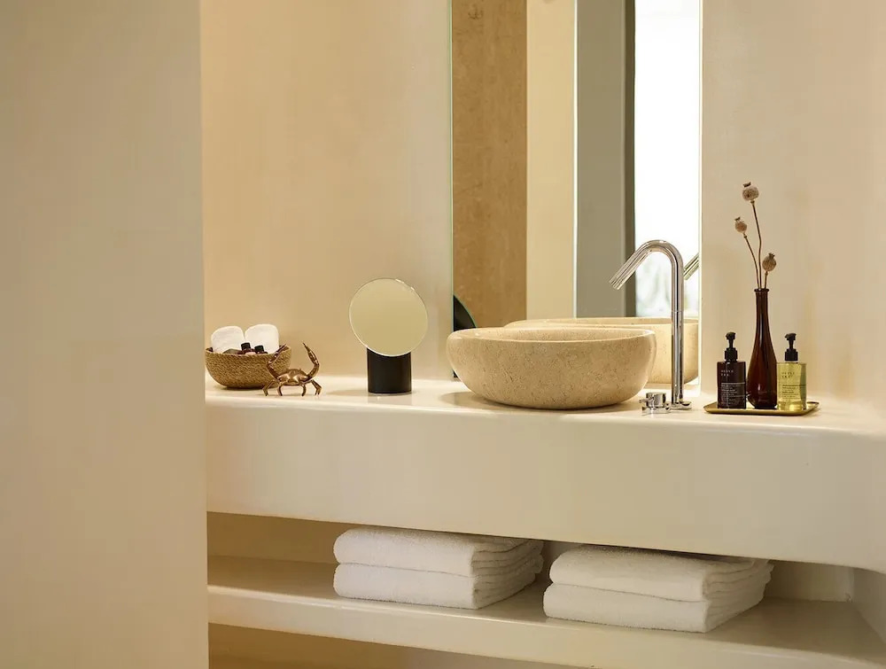 White Pebble Suites