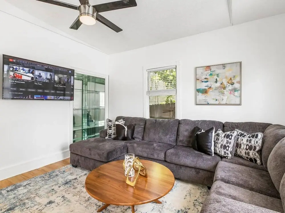 7 bedrooms Spacious House Near Downtown w Parking