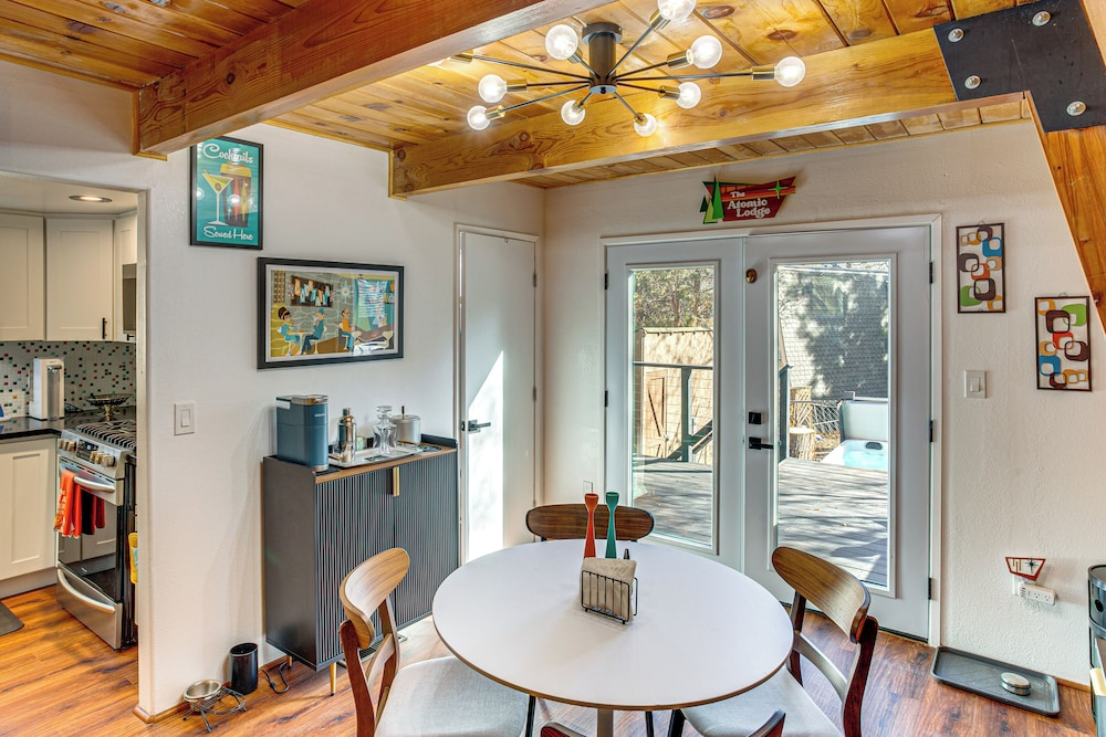 7 Mi to Bear Mountain Ski Resort: Home w/ Hot Tub