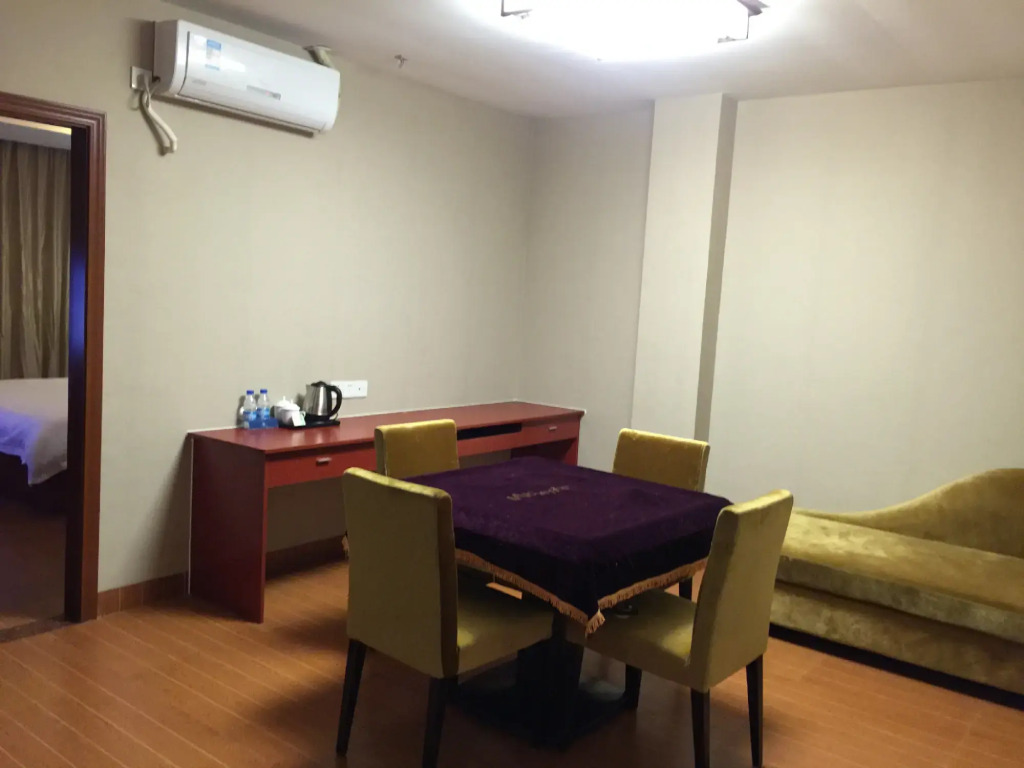 Guanghe Business Hotel (Shaoguan Fengcai Experimental School)