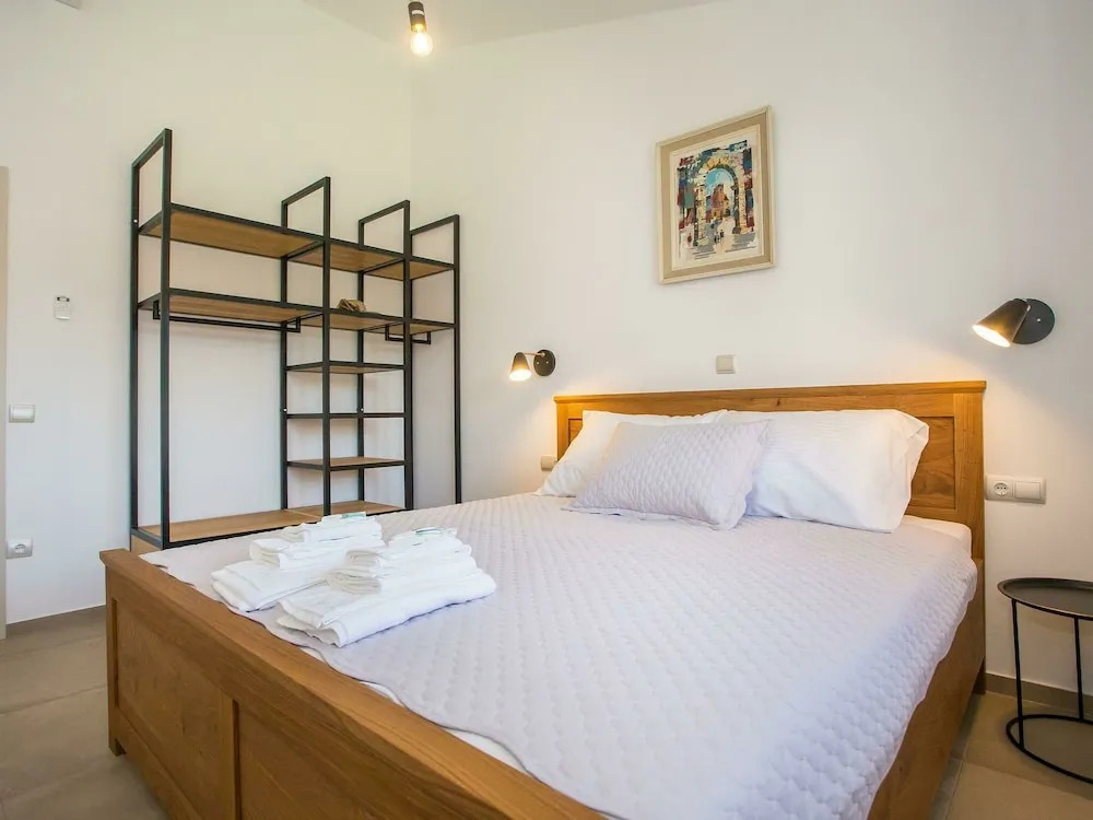 Modern and Well-kept Apartment Within Walking Distance of Restaurant and Beach Banjole