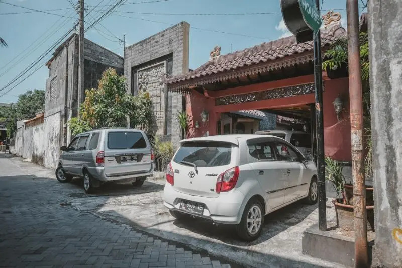 RedDoorz near Galeria Mall 2