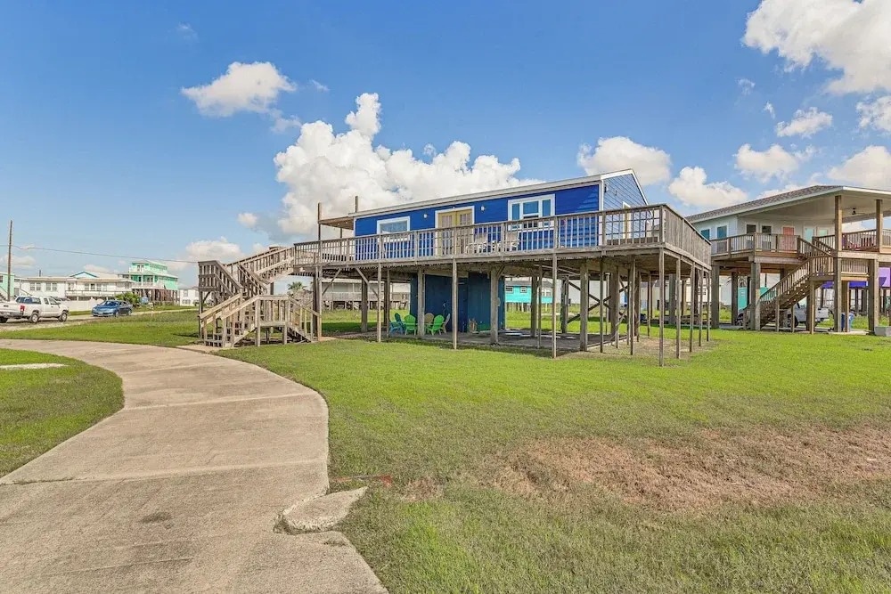 Walk to Sand: Surfside Beach Getaway w/ Deck