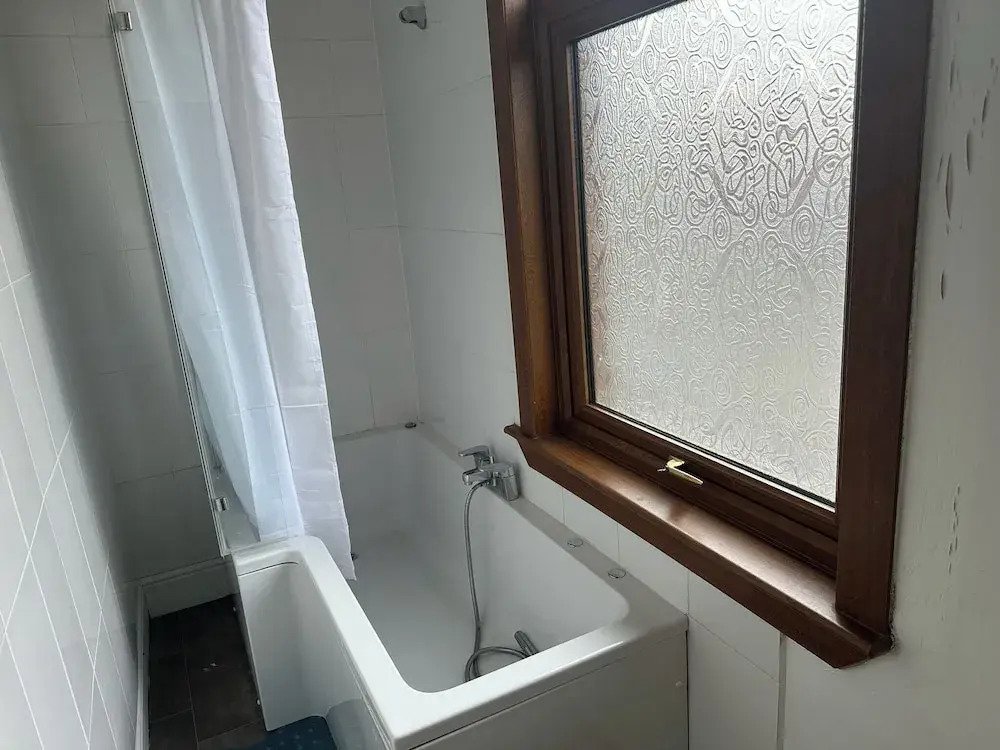 Spacious House- Parking, Garden & Central Location