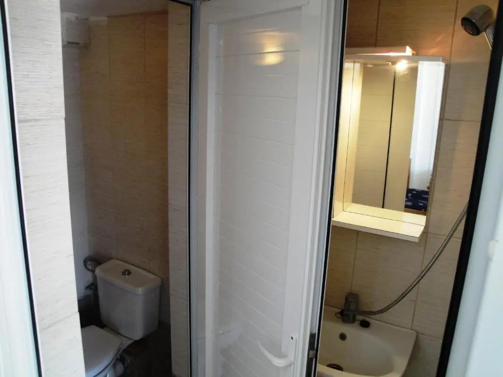 R.A.F. nice studio with garden& parking