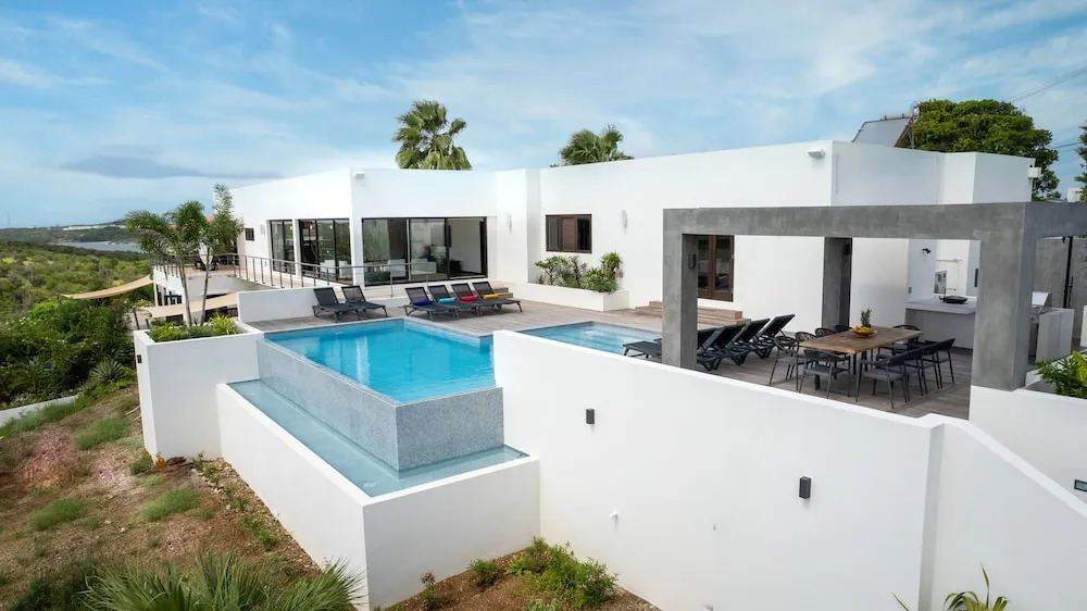 Beautiful Villa with pool near the beach for groups