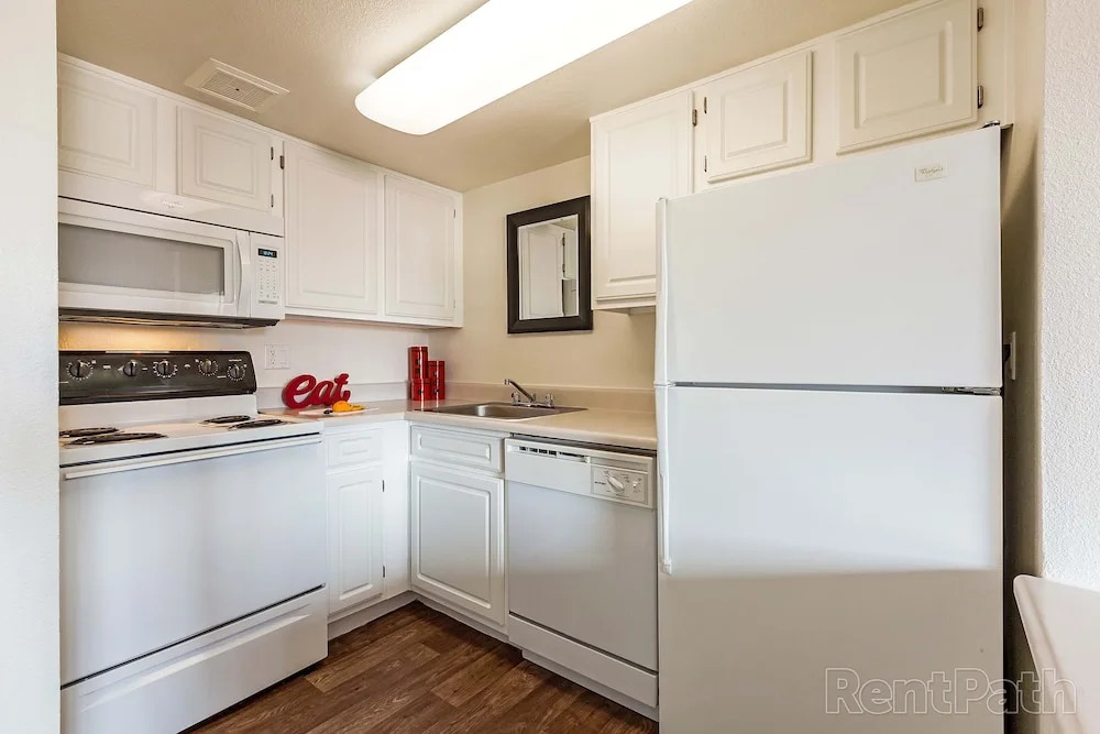 140 Fully Furnished Condo with WiFi by RedAwning