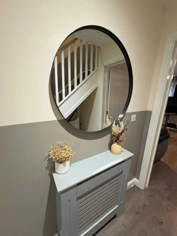 Spacious 3-bed House - Sleeps 8, Garden & Parking
