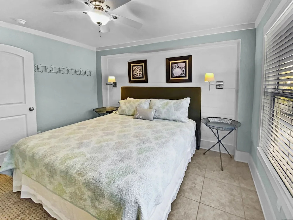 Commodores Retreat - 101 1 Bedroom Condo by RedAwning
