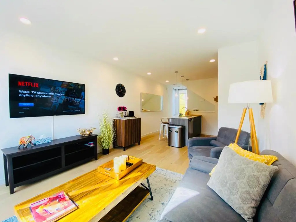 Modern Ballard Townhouse - 92 Walkscore & Rooftop!