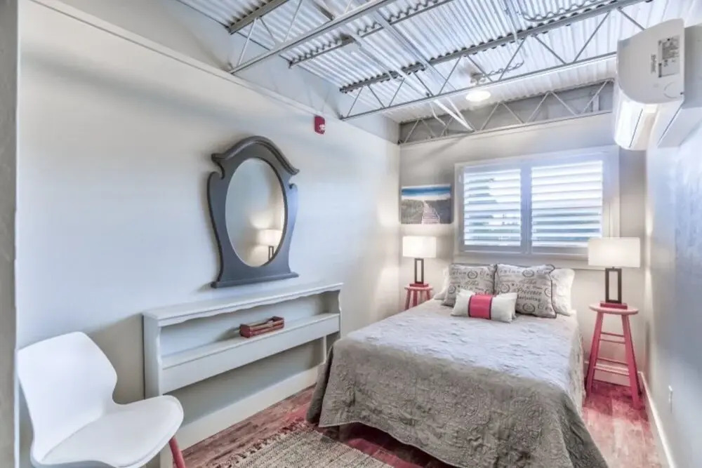 Ocean Jewel 3- Modern Cozy Loft Close to Beach and Shops