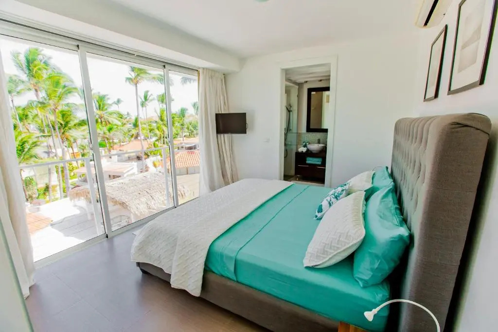 Incredible 4BR Beachfront Penthouse with Ocean View