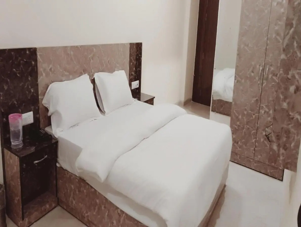 OYO 88430 Hotel Param Palace