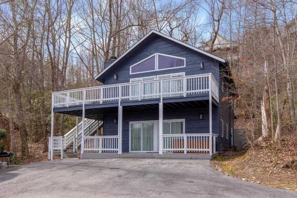 Swiss Bear Haus, 4 Bedrooms, Hot Tub, Pool Access, Sleeps 12