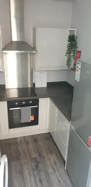 Modern 2 bed apartment with parking
