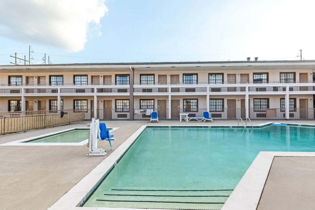 Baymont by Wyndham Port Arthur - Groves Area