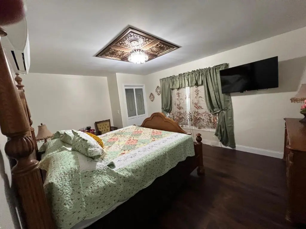 Holland Farmhouse Inn B&B