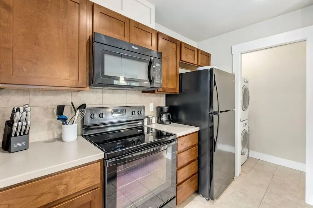 Contemporary Studio – Sunny, Stylish and Spacious
