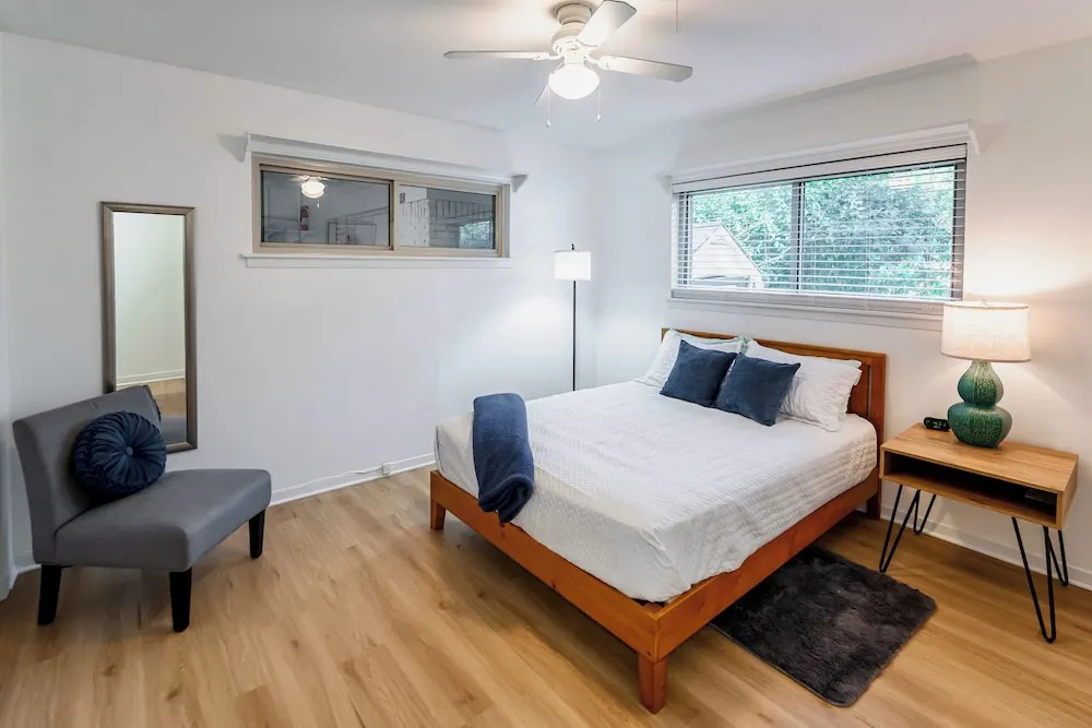 Walk to UT Austin! Charming Duplex w/ Game Room