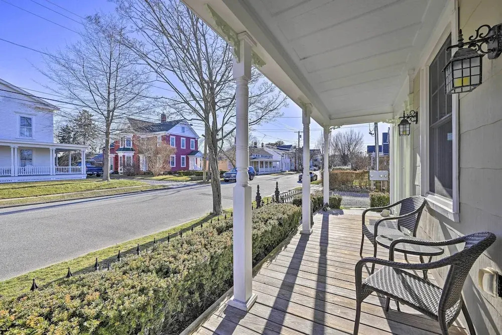 Bright Apartment - 1/2 Mi to Greenport Harbor!