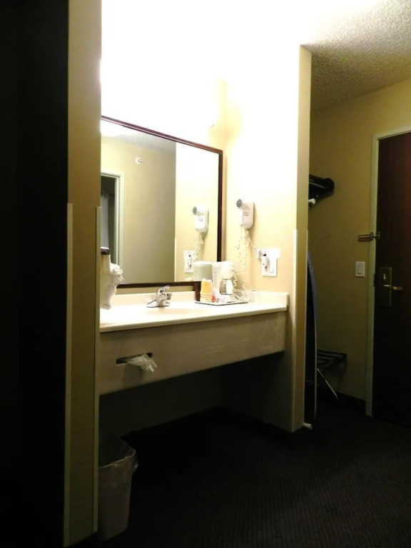 Bay Inn & Suites Troy