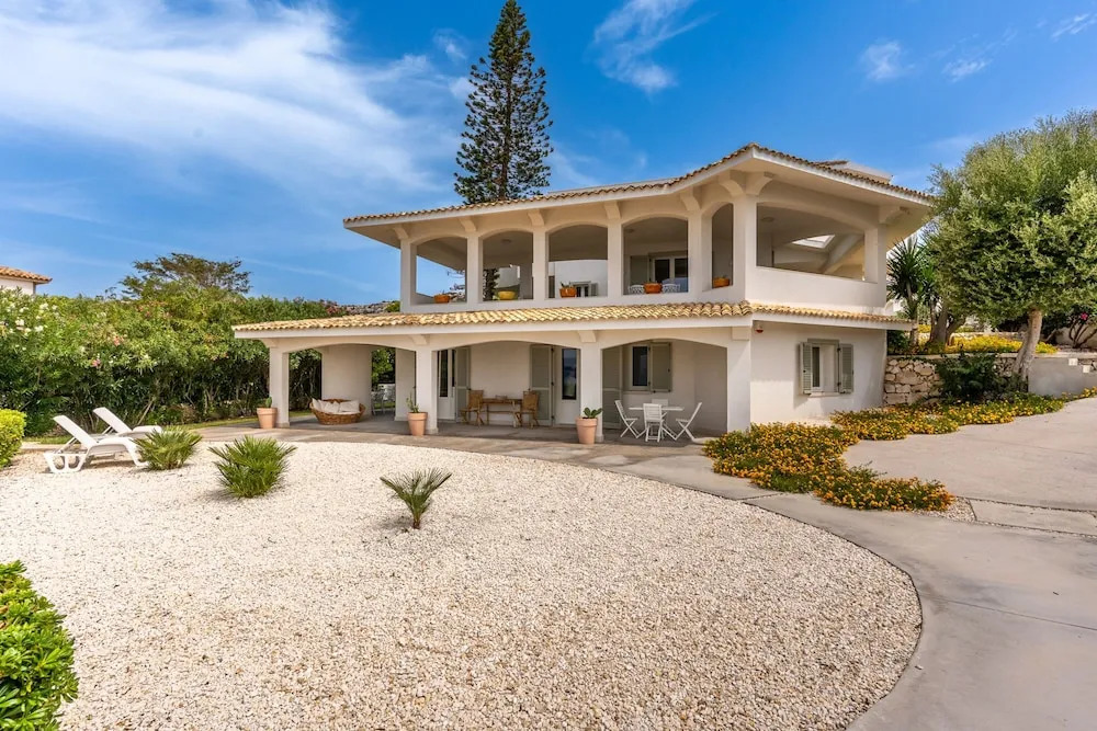 Villa Plemmiria by the Sea by Wonderful Italy