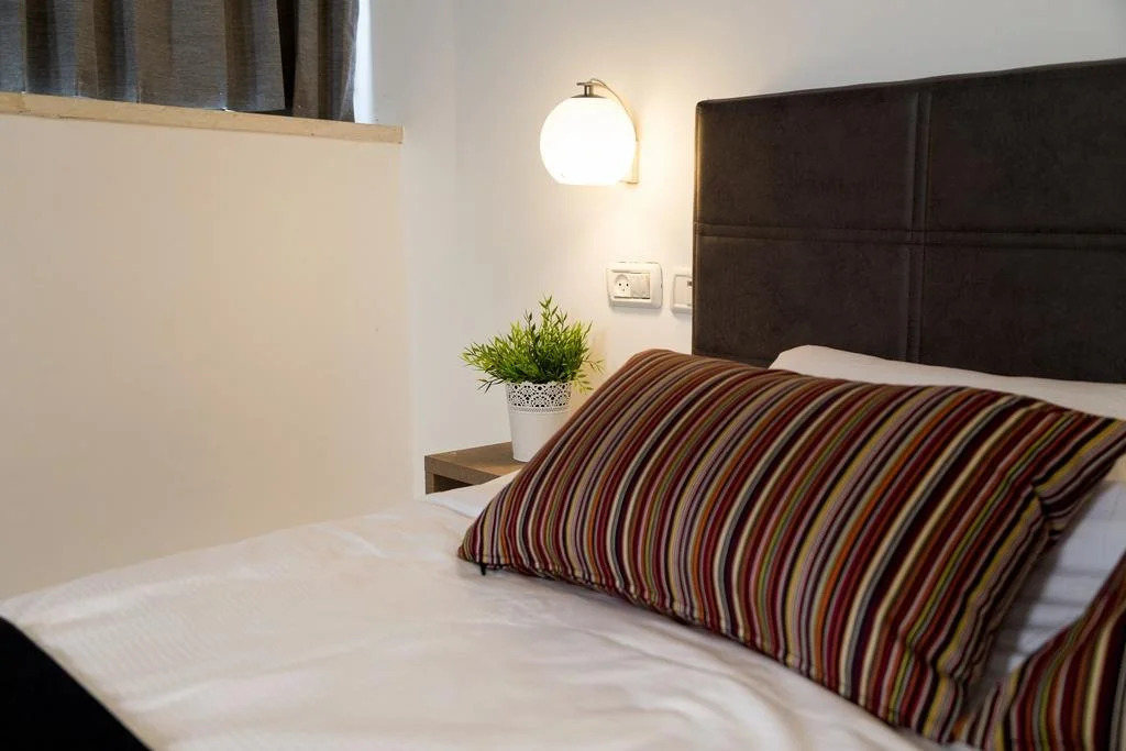 Johnny Hotel