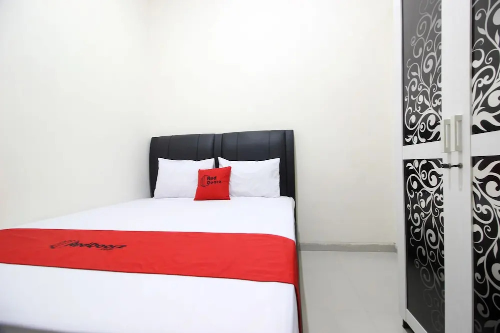 RedDoorz Plus near STIE YKPN 2
