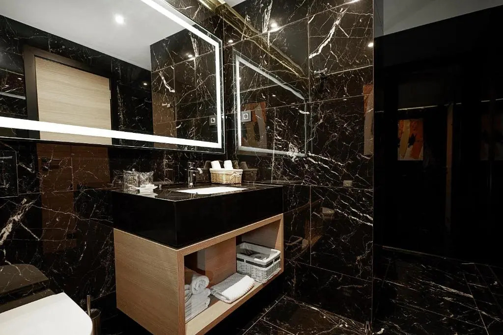 Maccani Black Luxury Suites