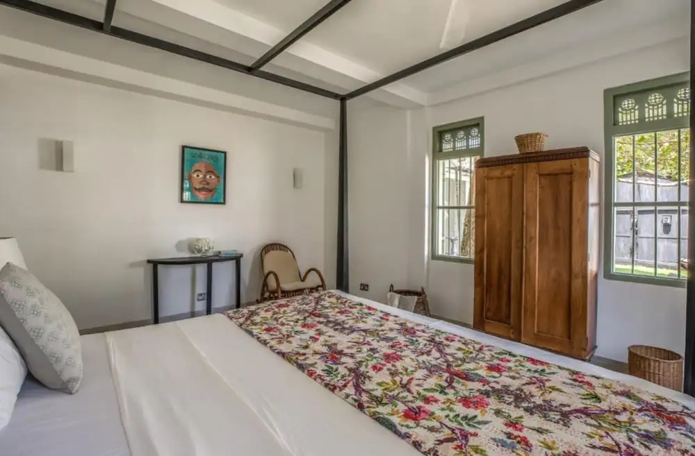 Beautifully Renovated Family Village House Within Walking Distance To The Beach