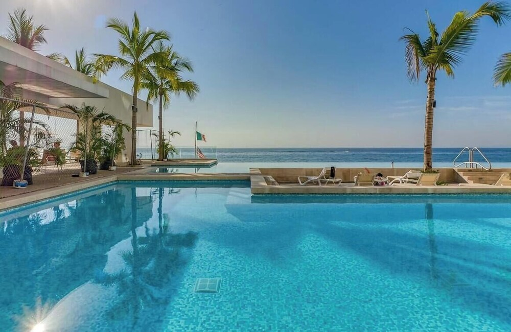Luxury 4 BR Condo Amazing Views - Beach - Pools