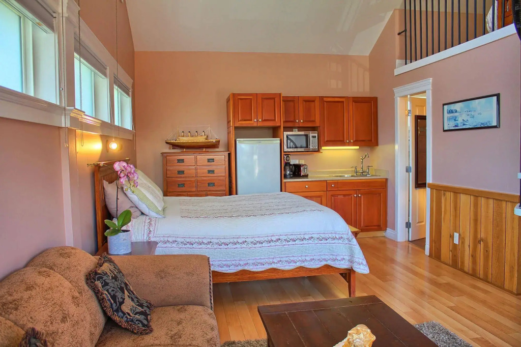 Birds of a Feather Victoria Oceanfront Studio Suites