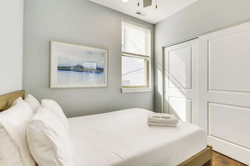 Walk to Blue Line: Sleek Apartment in Bucktown!