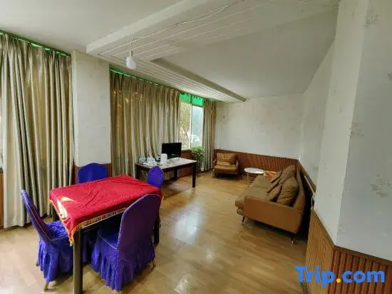 M Houzi Hotel