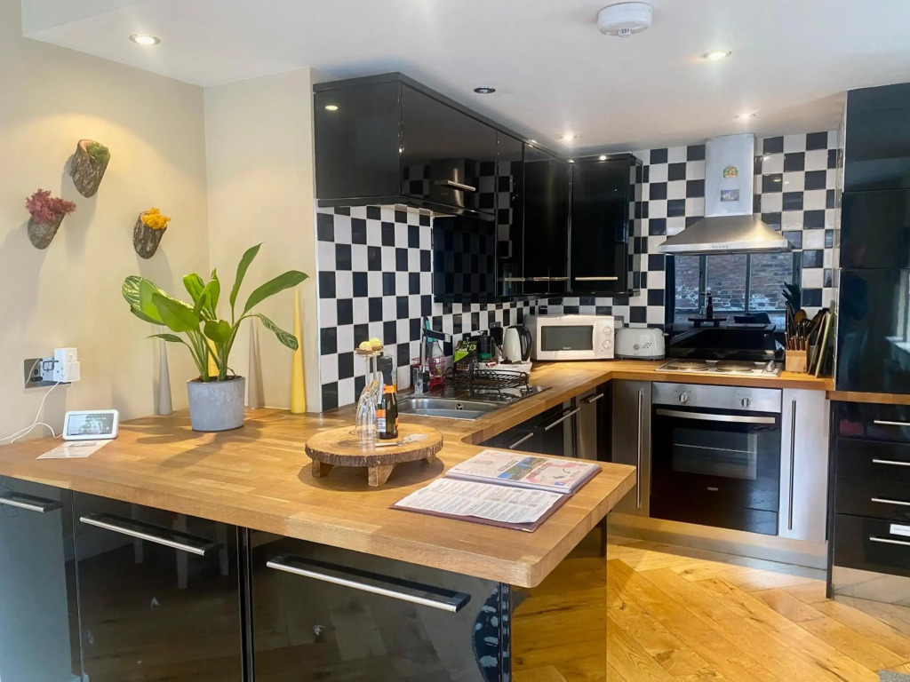 Easy Walk City Centre Flat with Free Parking